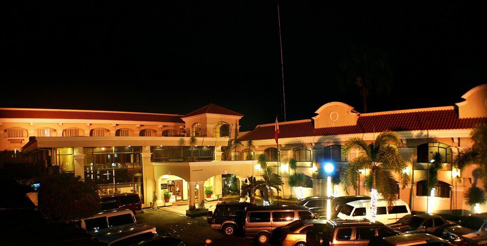 Hotel Del Rio Илойло Сити Екстериор снимка